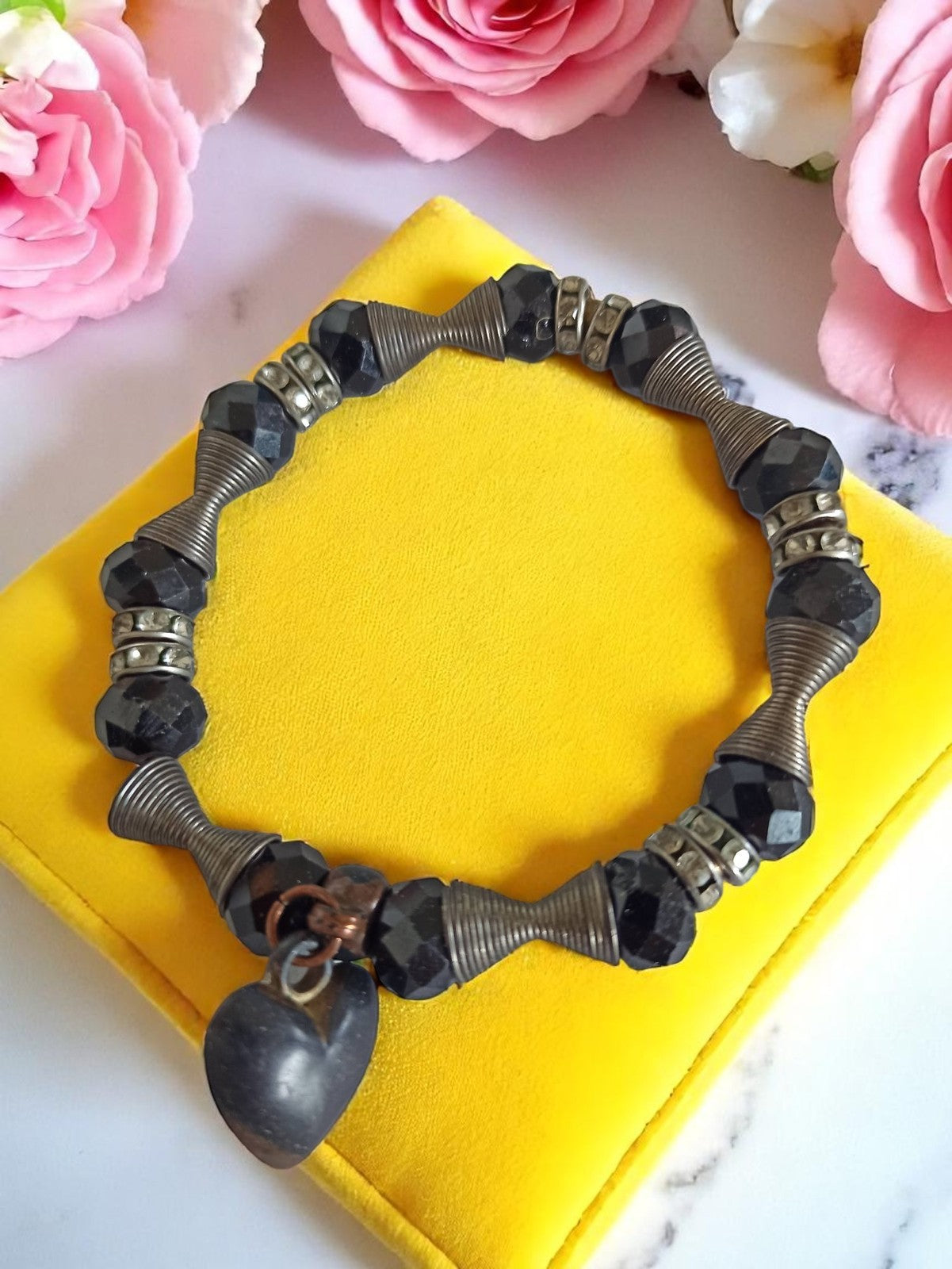 Bracelet vintage fantaisie noir métal, perles facettées rétro cœur pendentif