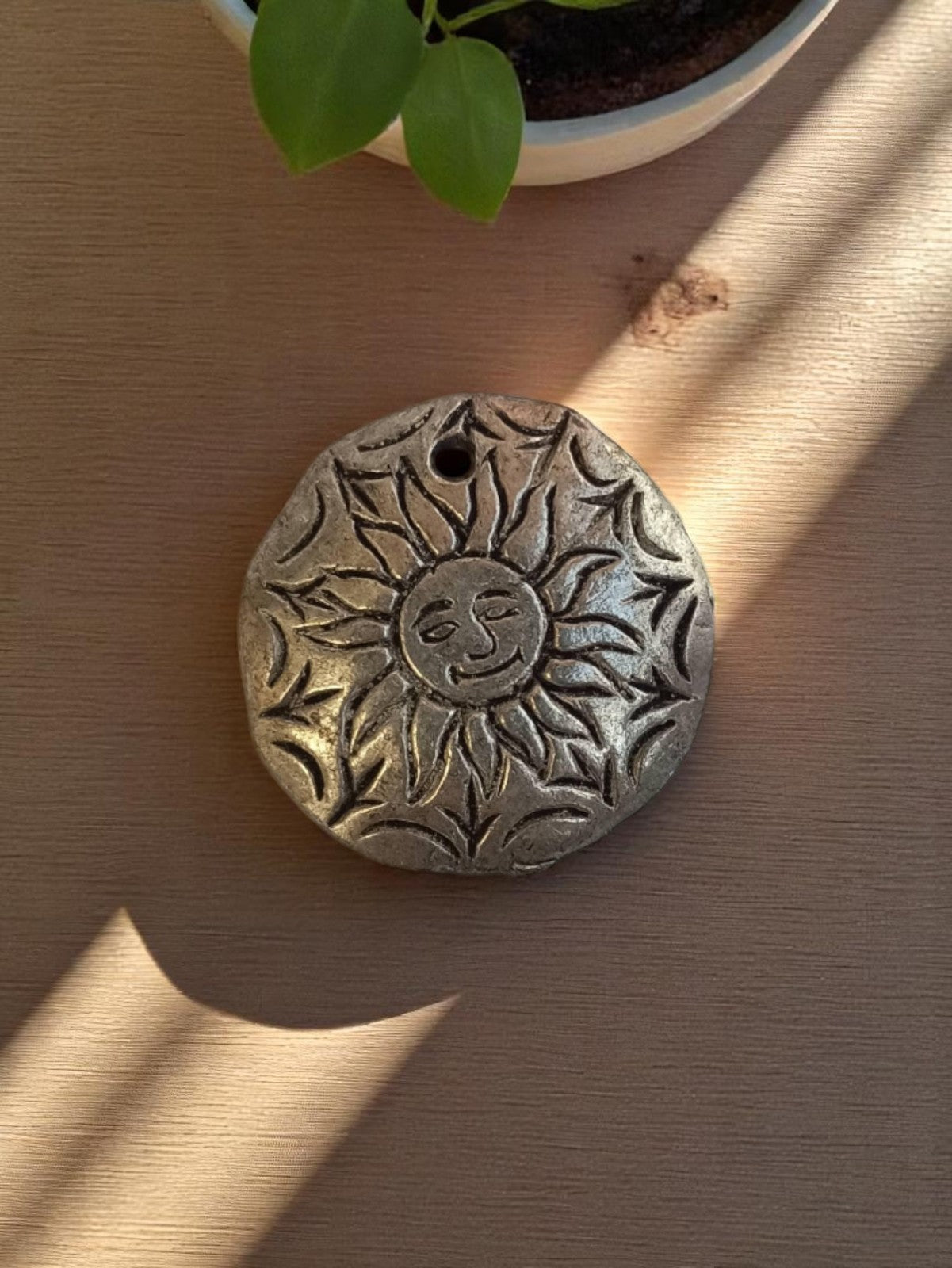 Pendentif vintage soleil en métal gravé années 50 rétro artisanat bijou