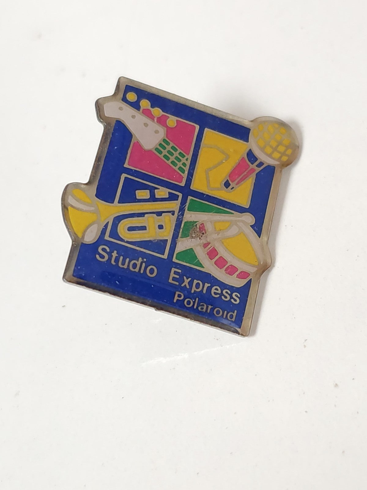 Pin's rétro Polaroid studio ancien, badge vintage collection photo objet publici