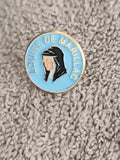Pin's vintage Louise de Marillac émaillé bleu religieux (Ref 11)