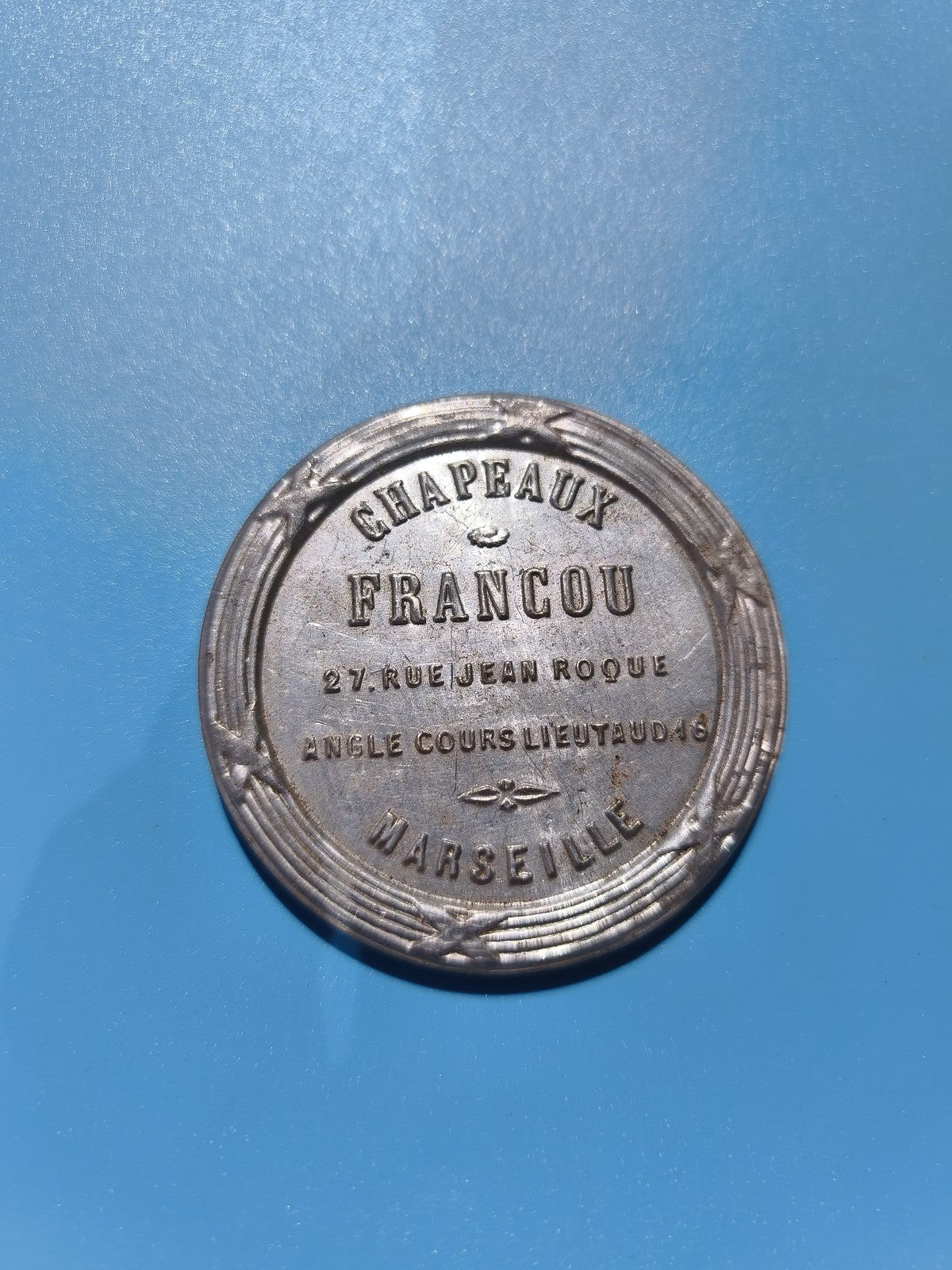 Ancienne médaille publicitaire Chapeaux Francou Marseille métal rond vintage