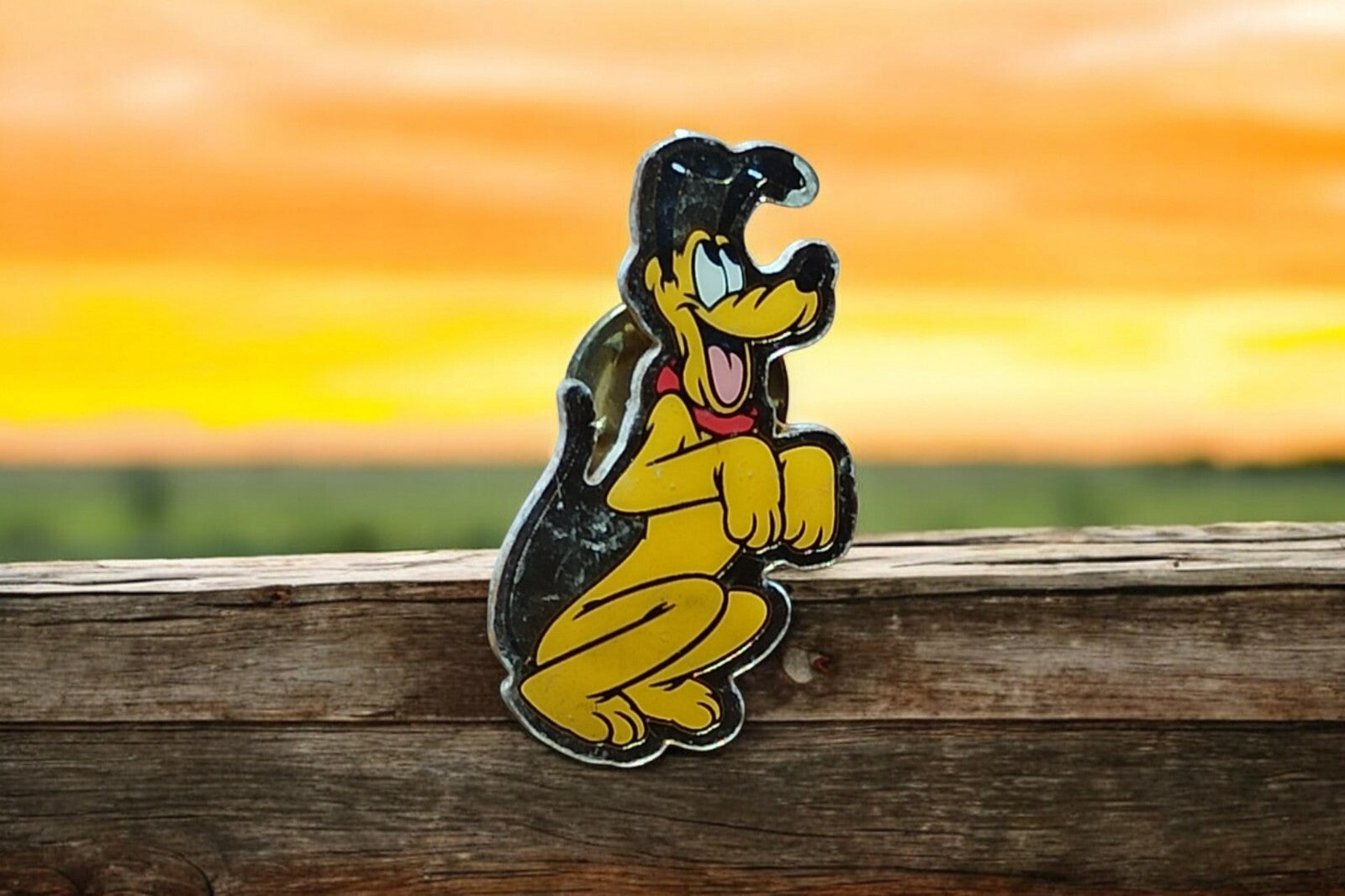 Pin's Pluto Tokyo Disneyland vintage Disney badge