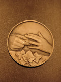Médaille mariage mains alliances BRAGO motif lierre cérémonie union