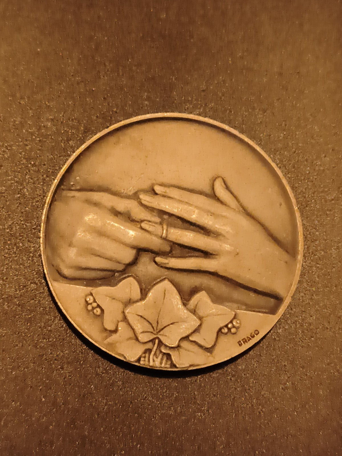 Médaille mariage mains alliances BRAGO motif lierre cérémonie union
