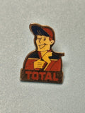 Vintage pin's TOTAL personnage uniforme rouge bleu collection garage essence