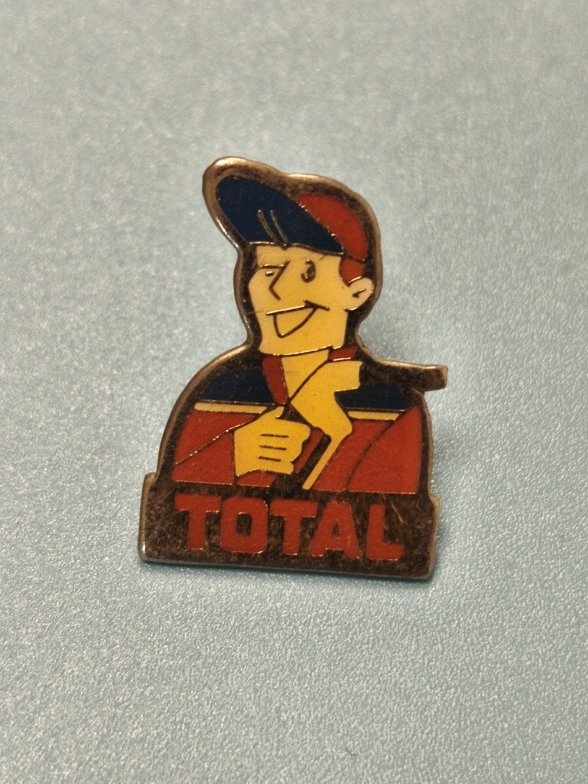 Vintage pin's TOTAL personnage uniforme rouge bleu collection garage essence
