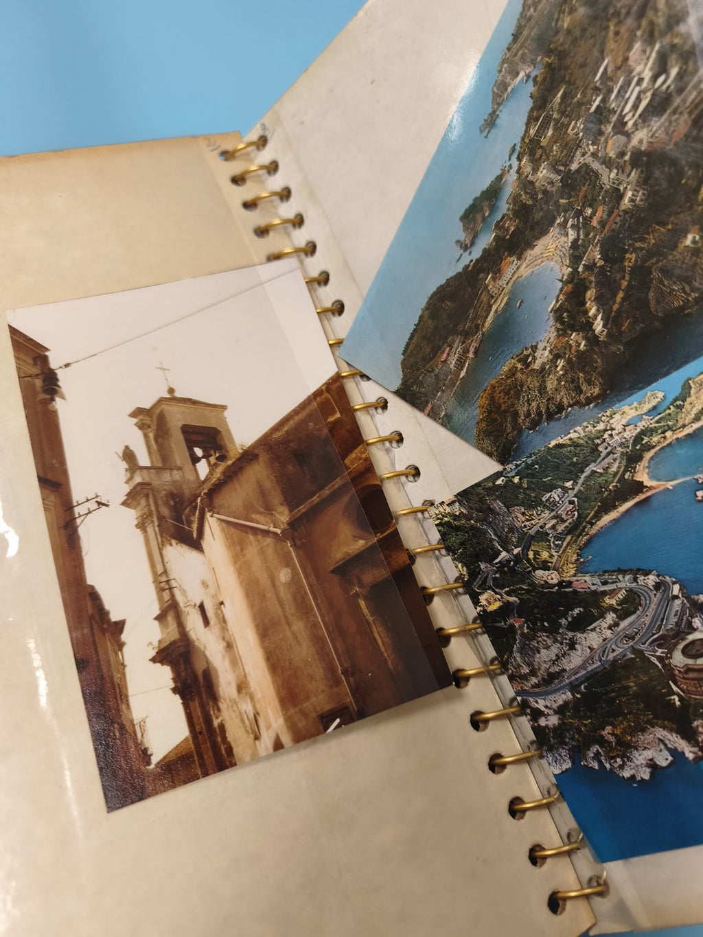 Ancien classeur photos de voyage à spirales, pages annotées, vintage
