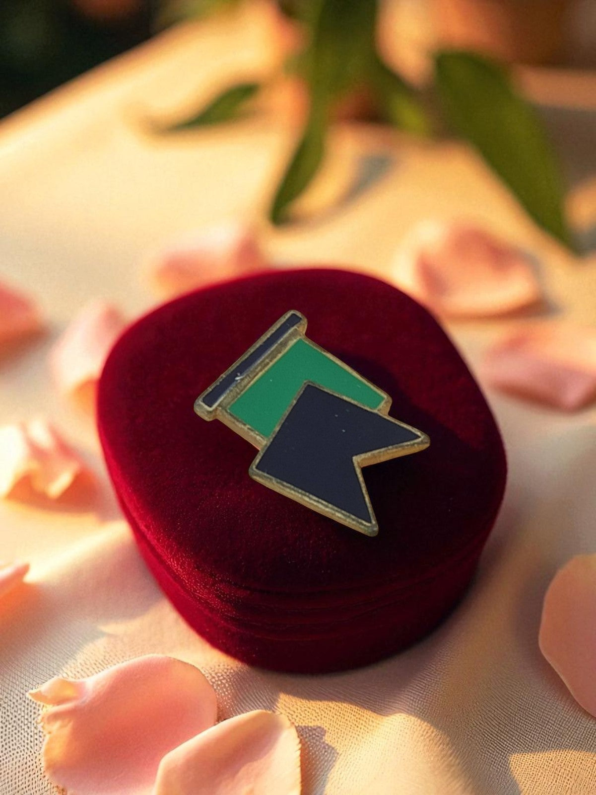 Pin's publicitaire vintage édition limitée drapeau géométrique émaillé