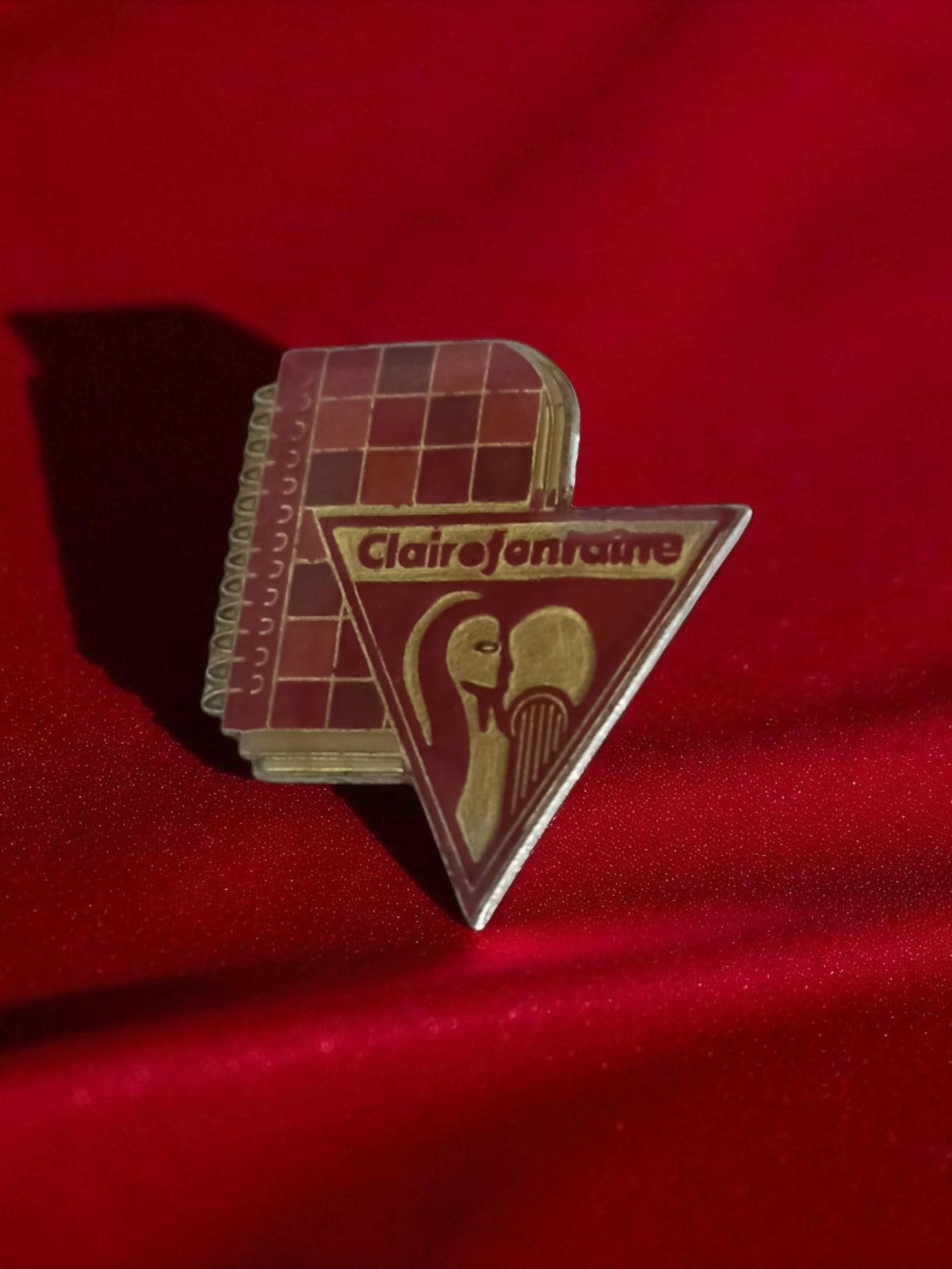 Pin's publicitaire vintage Clairefontaine ancien, badge rétro papeterie, rouge d