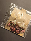 Boucles d’oreilles vintage fleurs émaillées pendantes tons rose vert deadstock