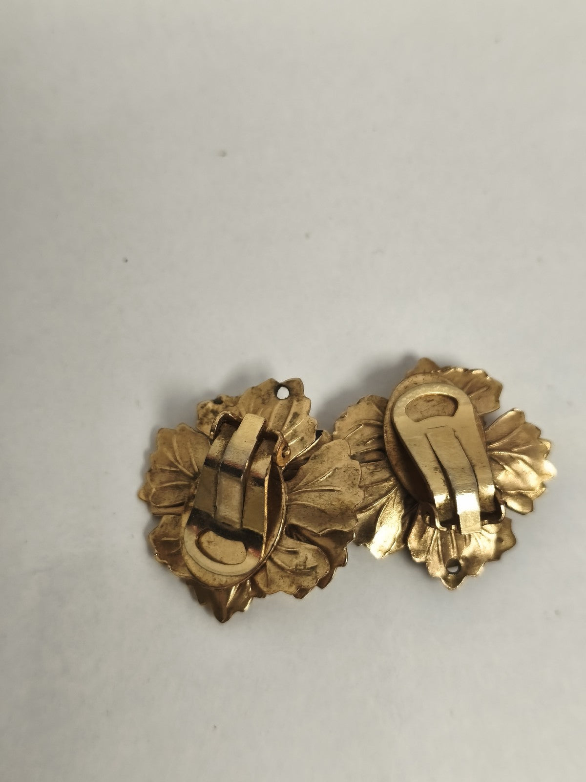 Paire de boucles d’oreilles anciennes fleur métal doré vintage