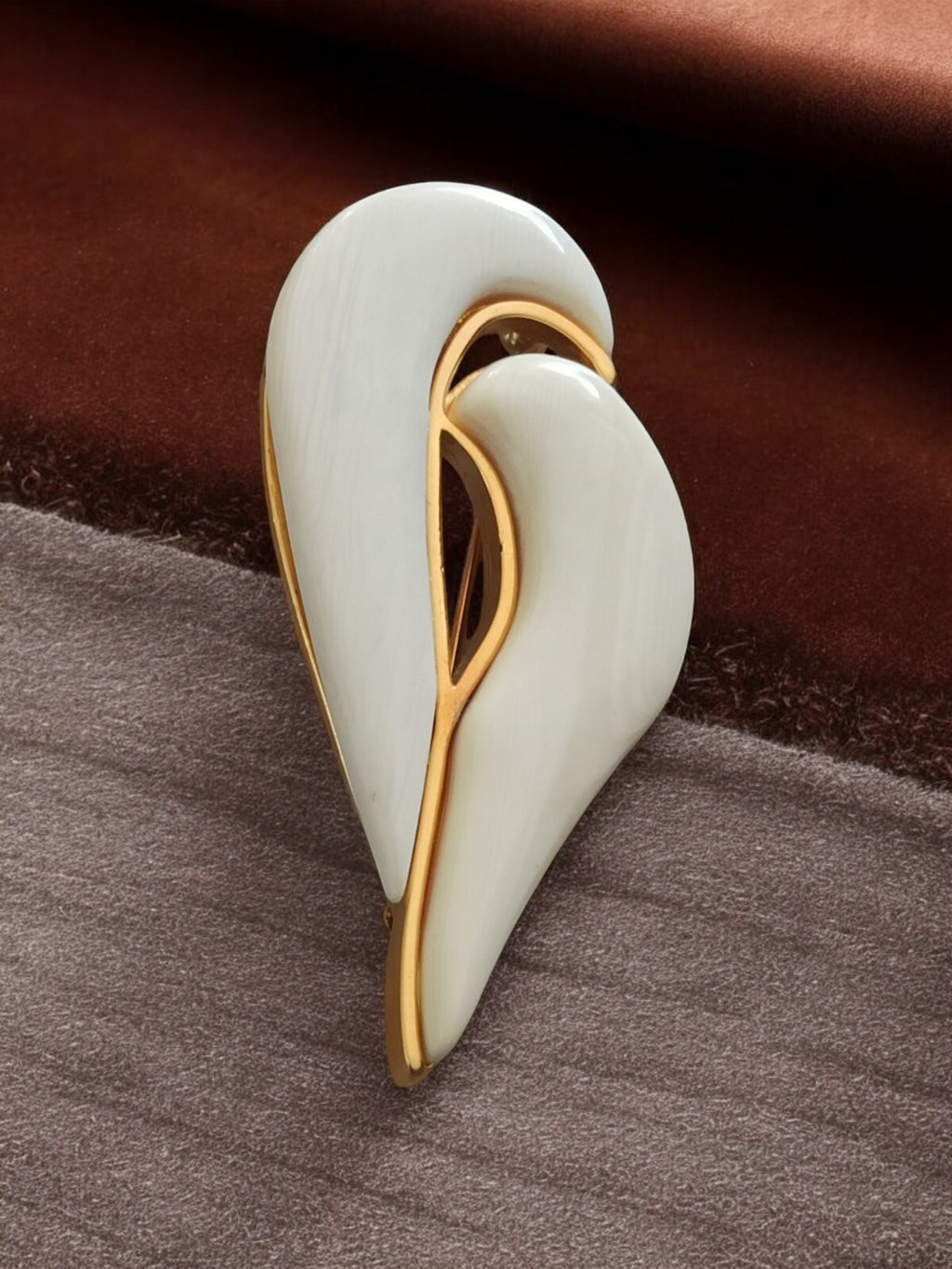 Broche vintage plaquée or et os, design abstrait, bijou ancien élégant