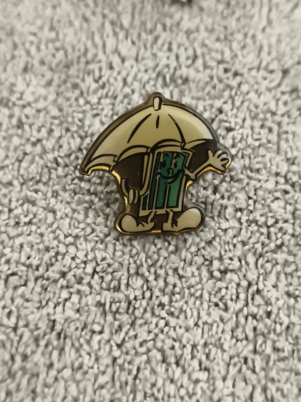 Pin's vintage mascotte parapluie personnage BD émaillé, badge ancien (Ref 2)