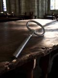 Clé ancienne de meuble XIXe en laiton, grosse clé vintage serrure