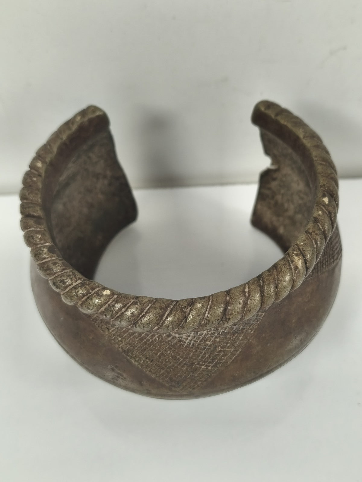 Bracelet africain bronze large, motifs géométriques, jonc ouvert ethnique
