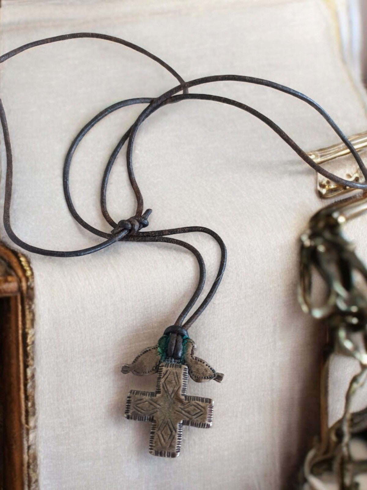 Croix religieuse Métal Pointus Paris pendentif gravé, collier cuir brun