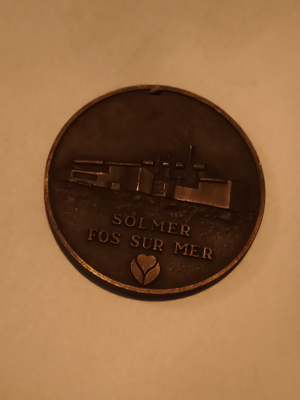 Médaille Solmer Fos-sur-Mer relief industriel aspect bronze usine