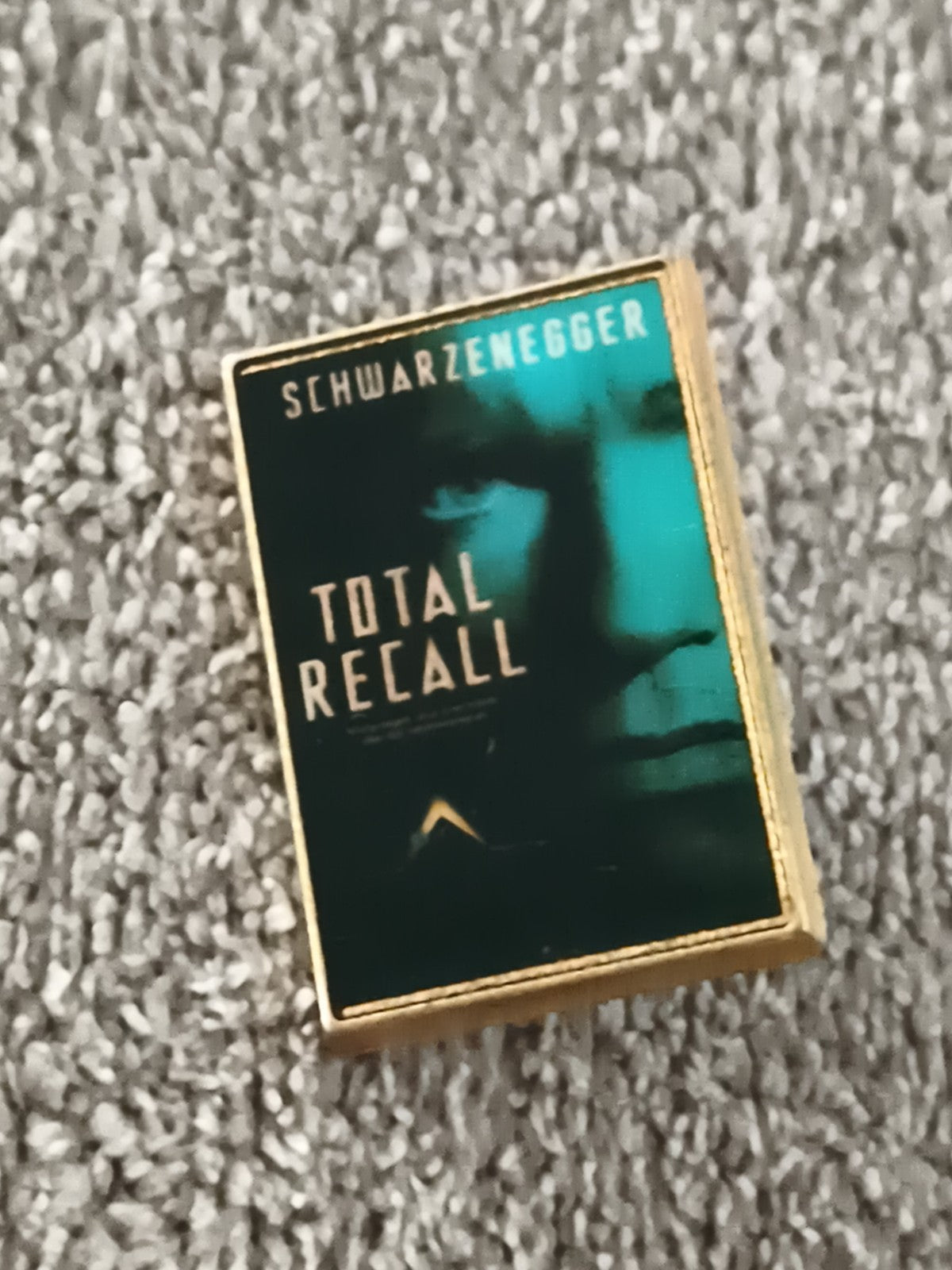 Pin's Total Recall SchwarzeNegger film doré carré cinéma (Ref 20)