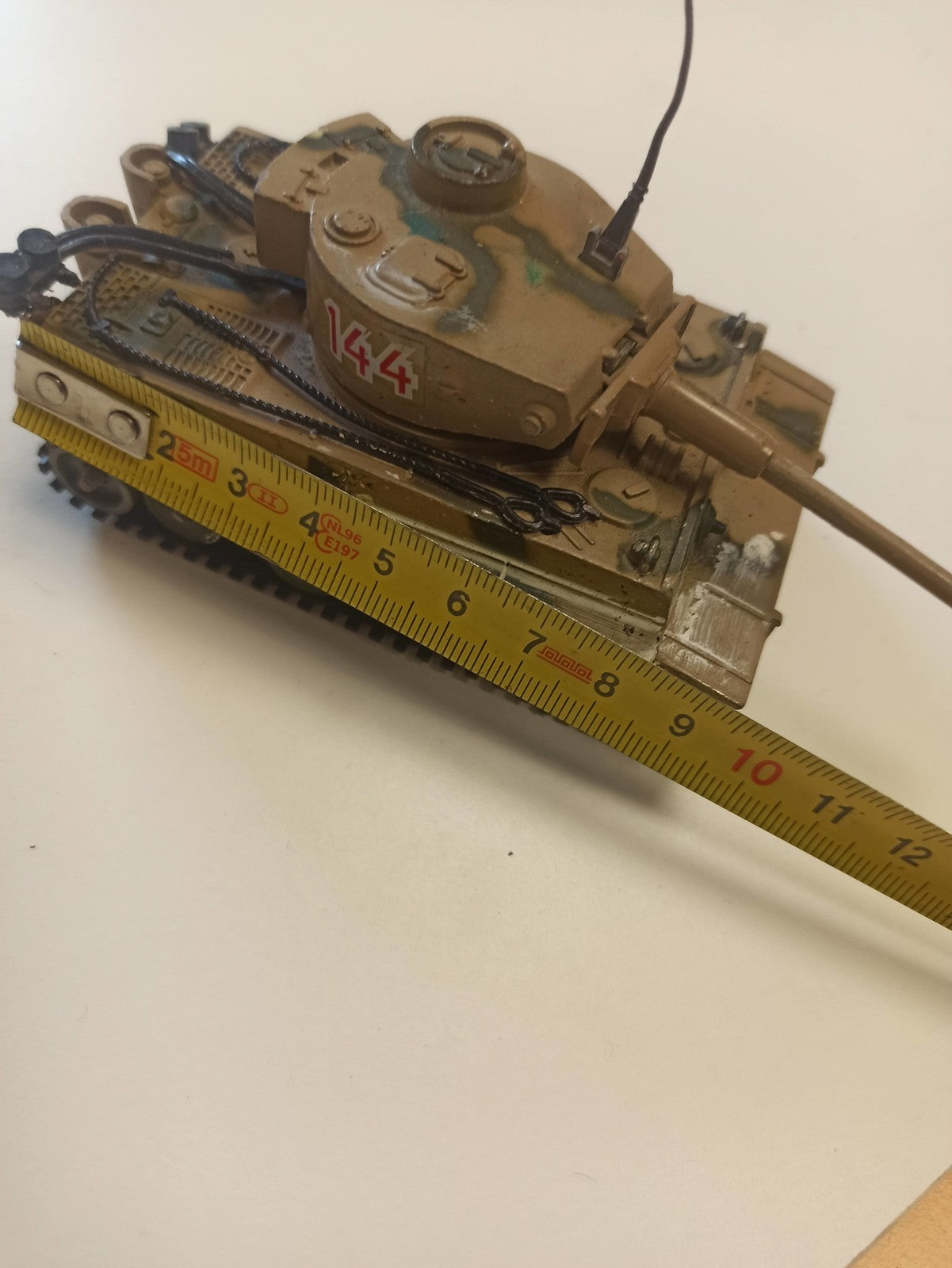 Char militaire Corgi Toys ancien, tank vintage camouflage, jouet rétro