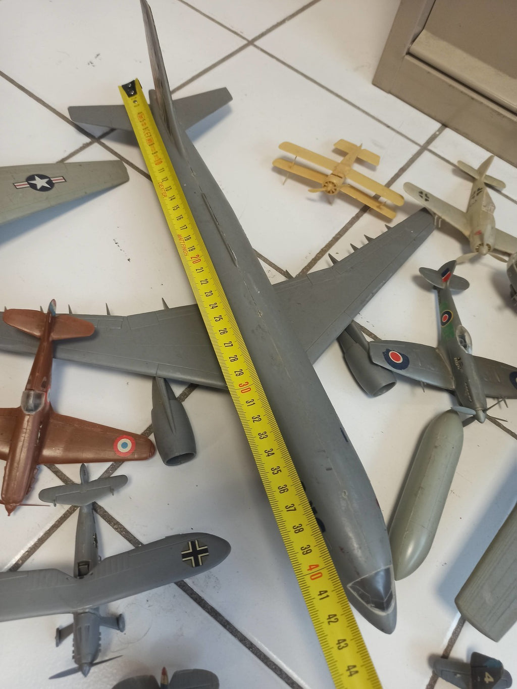 Lot maquettes avions vintage anciens, divers modèles militaires, à restaurer