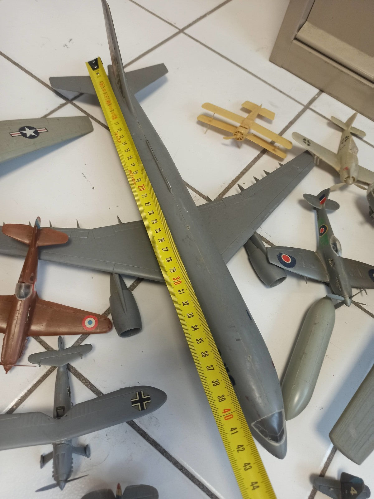 Lot maquettes avions vintage anciens, divers modèles militaires, à restaurer