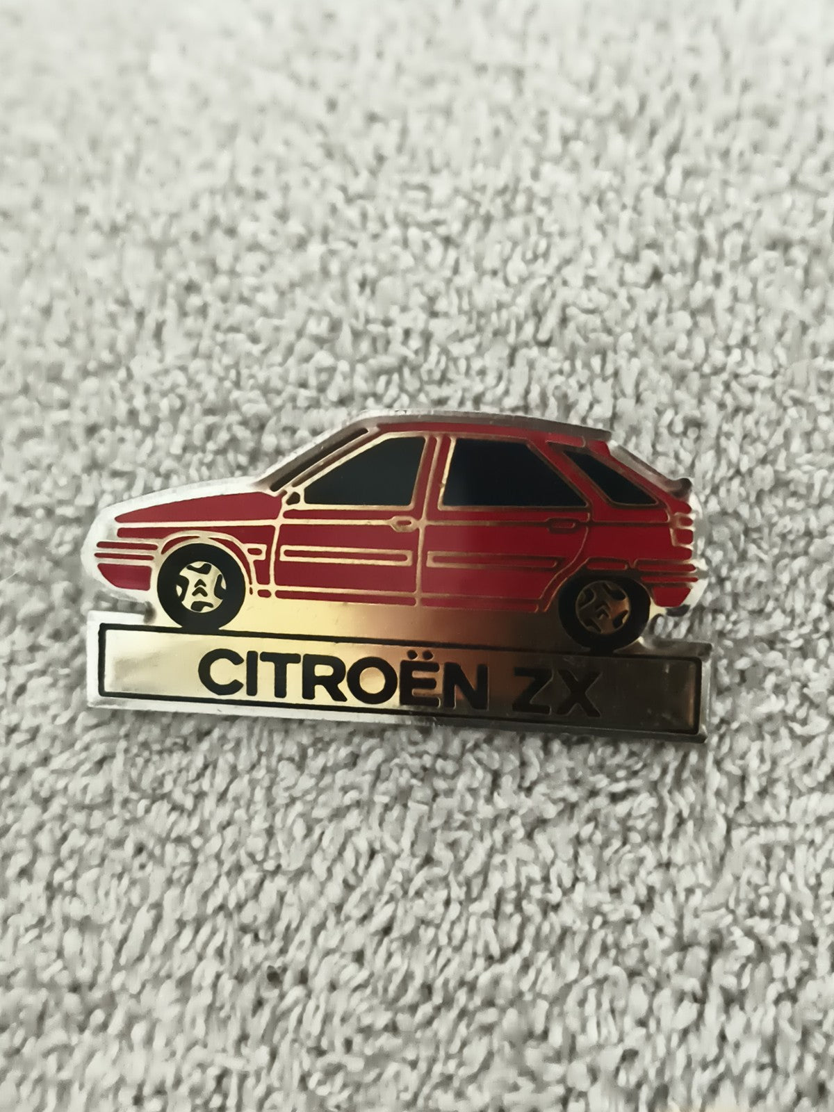 Pin's Citroën ZX vintage rouge, badge auto émaillé, années 90 (Ref 5)
