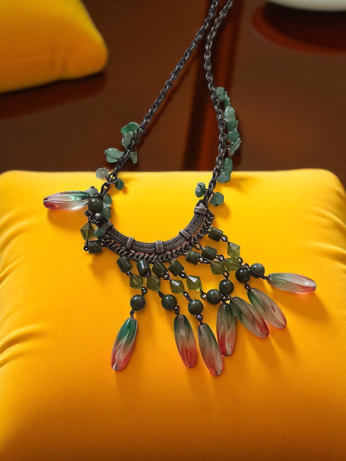 Collier vintage années 80, pampilles vert rouge, style rétro fantaisie