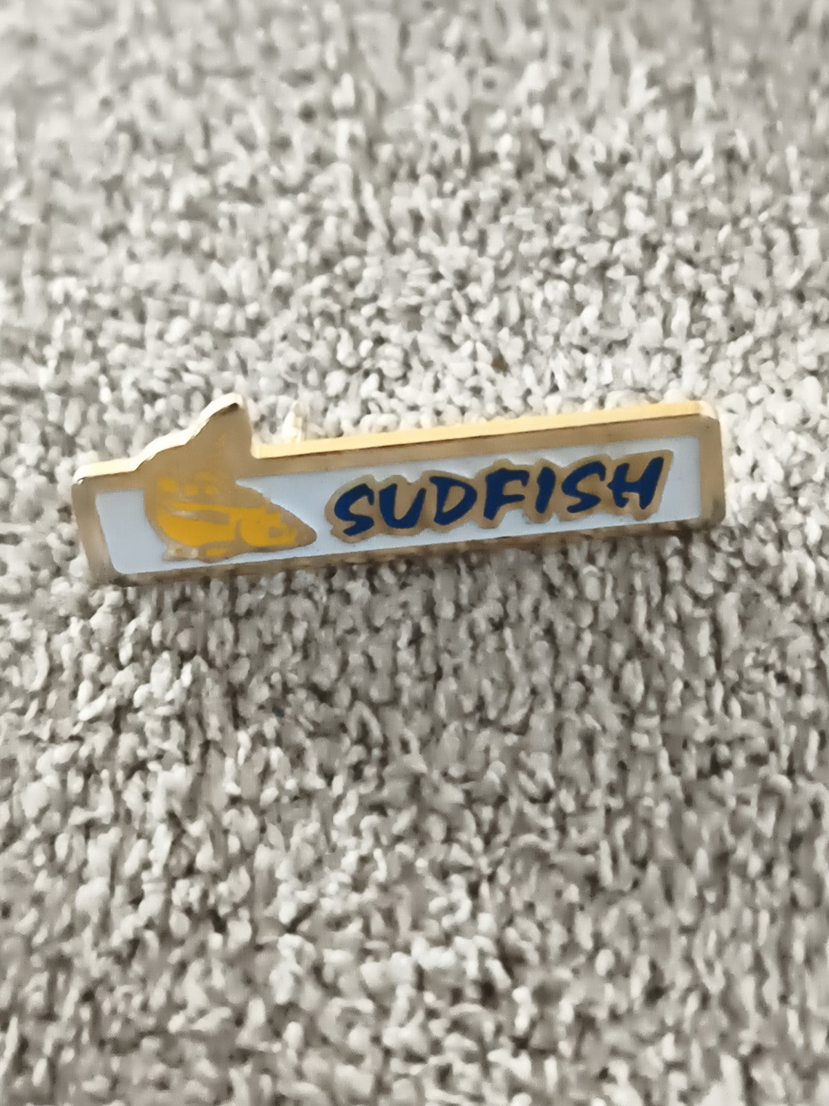 Pin's vintage SUD FISH doré logo poisson badge ancien (Ref 8)