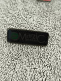Pin's Magic Maker vintage noir et vert badge logo rectangulaire (Ref 1)