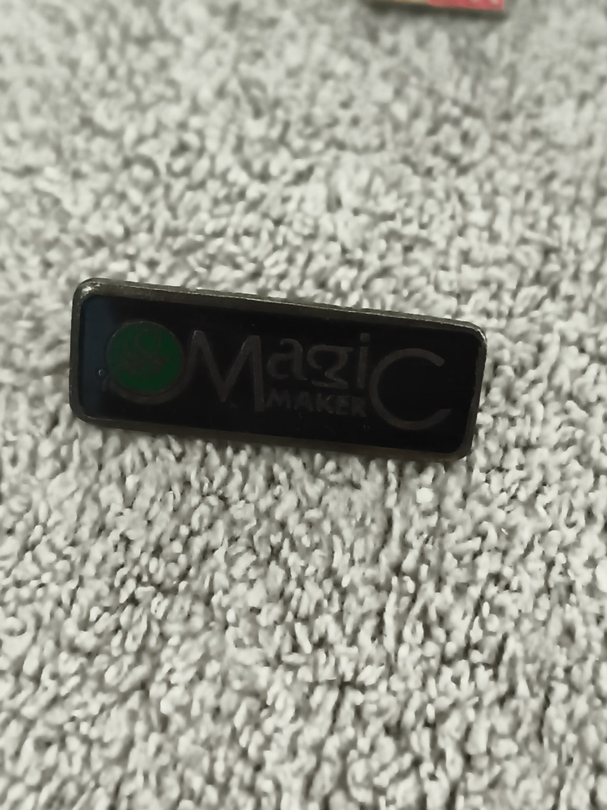Pin's Magic Maker vintage noir et vert badge logo rectangulaire (Ref 1)