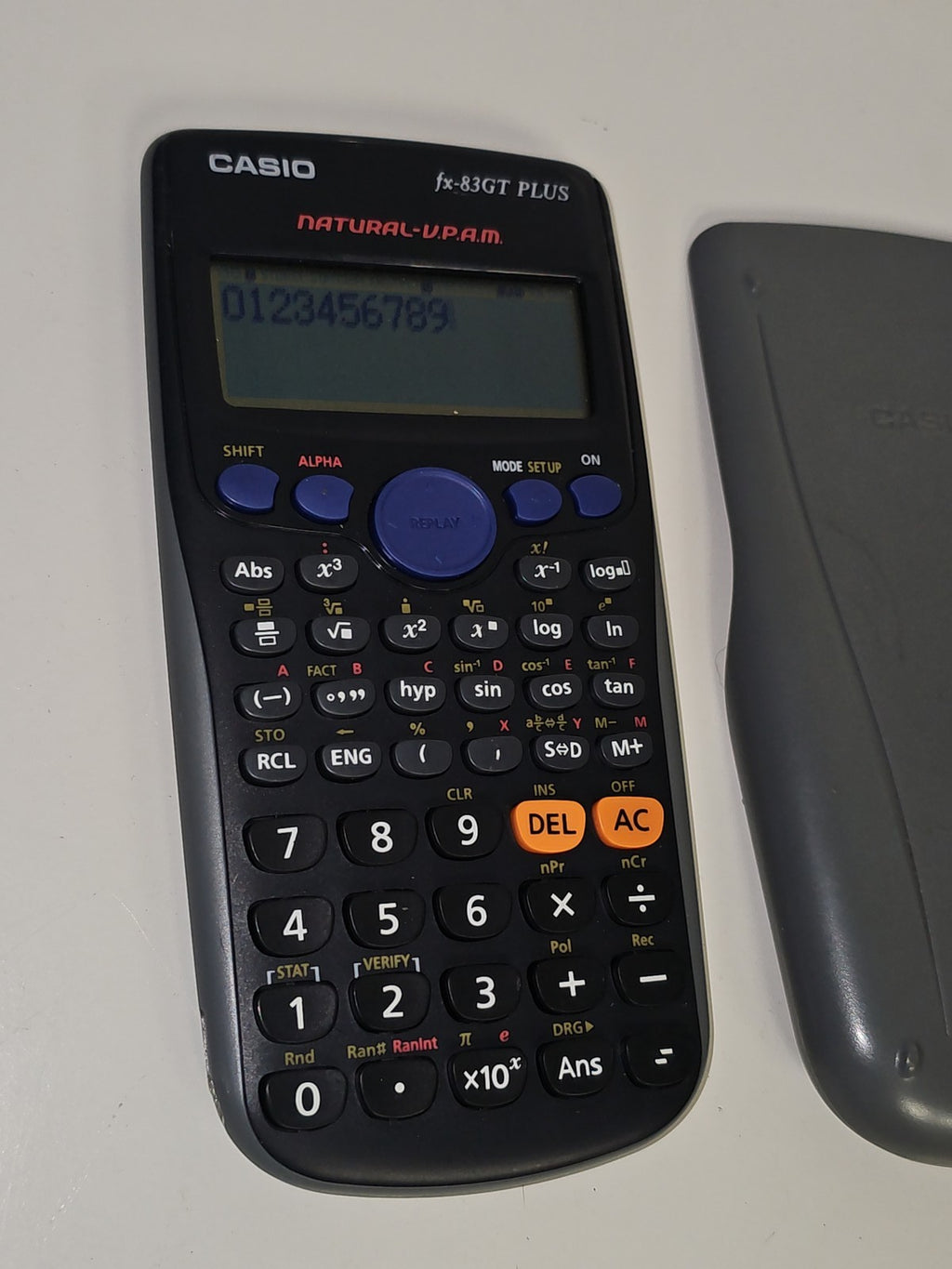 Calculatrice scientifique Casio FX-83GT Plus fonctionnelle pour études et examen