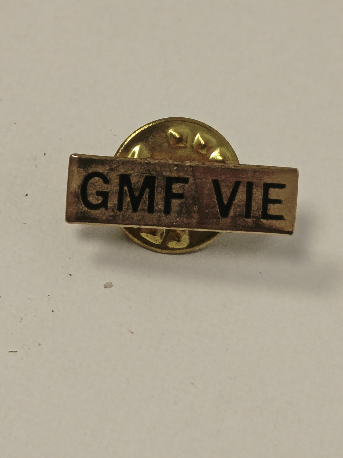 Pin's ancien rétro GMF Vie, badge vintage assurance française, collection années