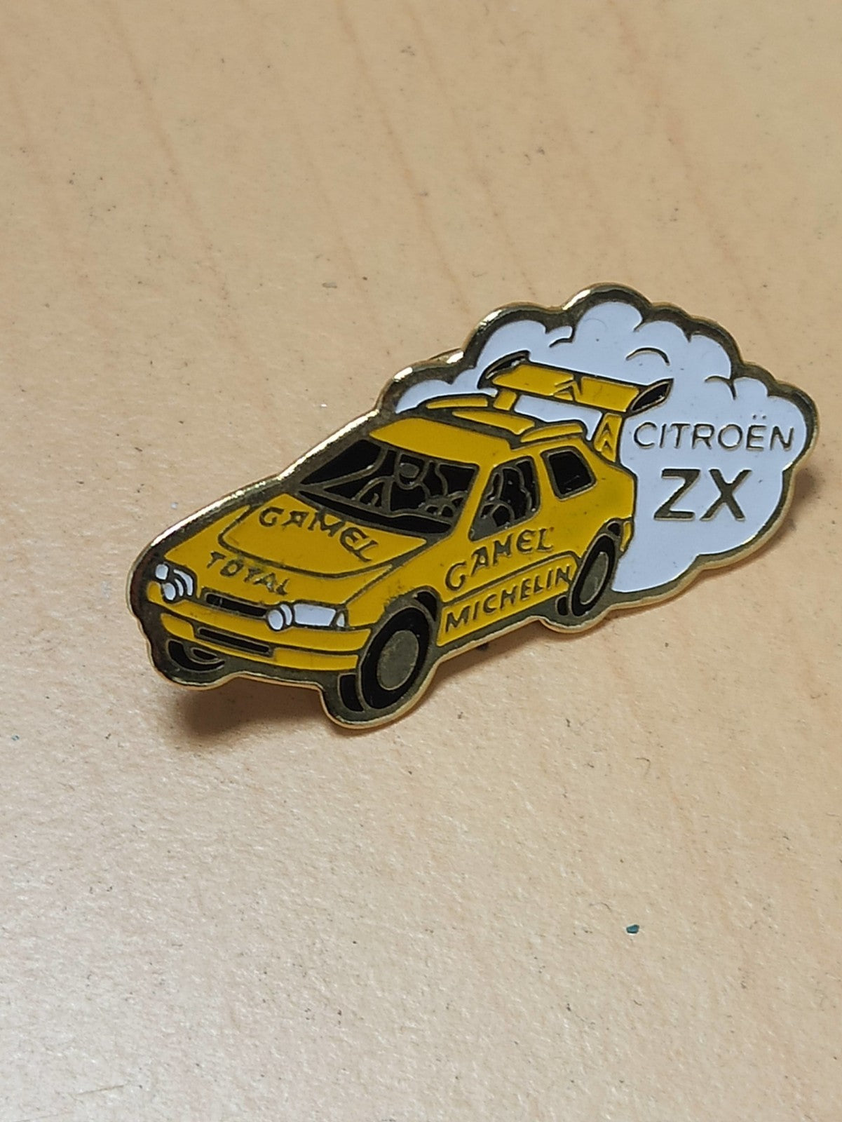 Pin's Citroën ZX Camel jaune rallye vintage, badge auto rétro années 90