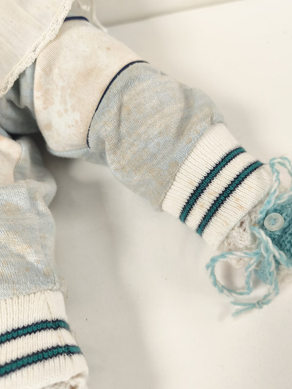 Poupée ancienne yeux dormeurs, tenue coton dentelle et chaussons tricot