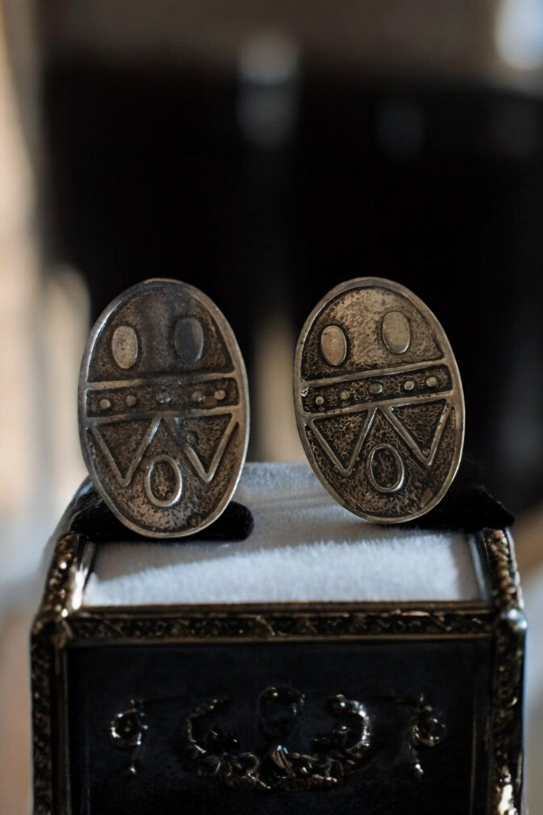 Boucles d’oreilles à clip vintage ovales aspect ethnique métal vieilli