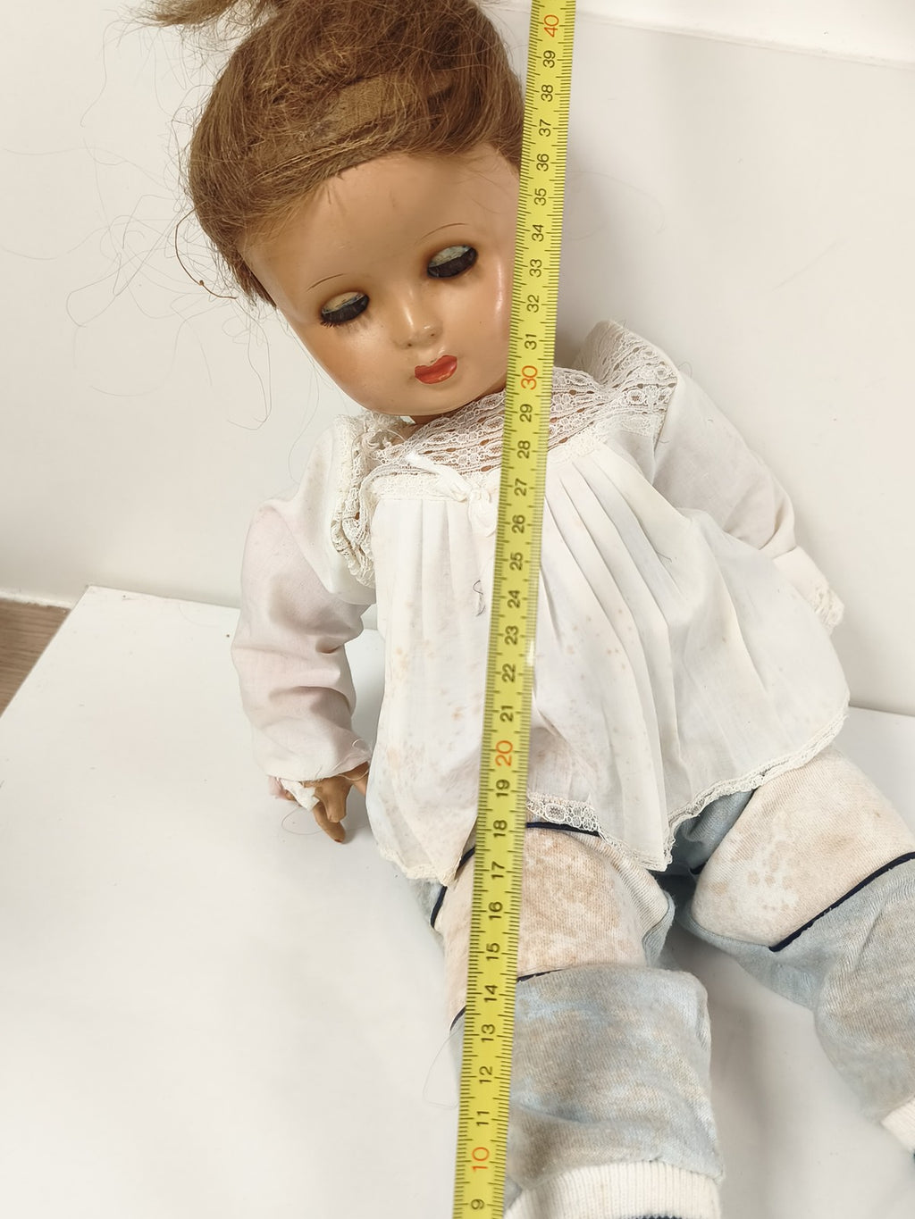 Poupée ancienne yeux dormeurs, tenue coton dentelle et chaussons tricot