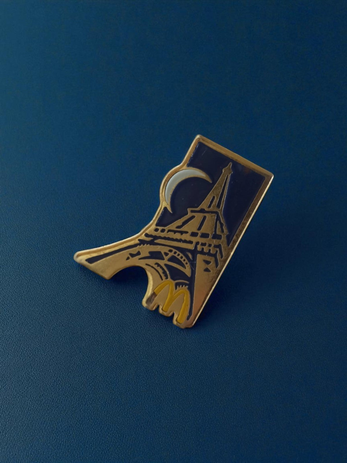 Pin's ancien McDonald's Paris Tour Eiffel vintage publicité rétro fast-food