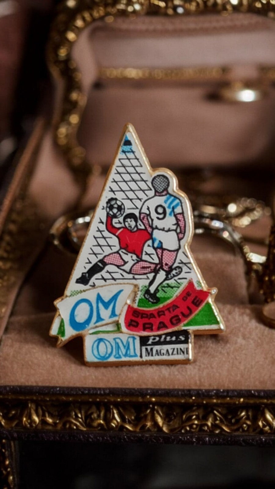 Pin's vintage OM Sparta Prague football triangle émaillé Olympique Marseille