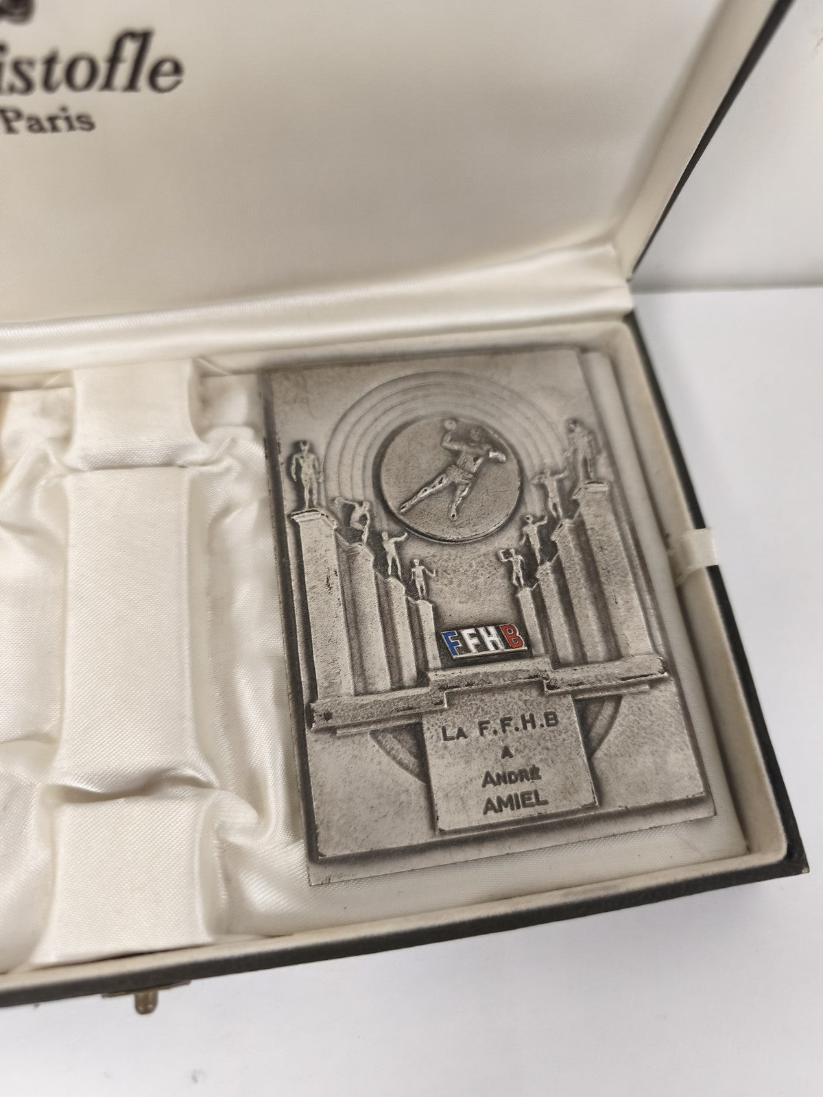 Lot de deux anciennes médailles Christofle Paris dans coffret d'origine, dorée &