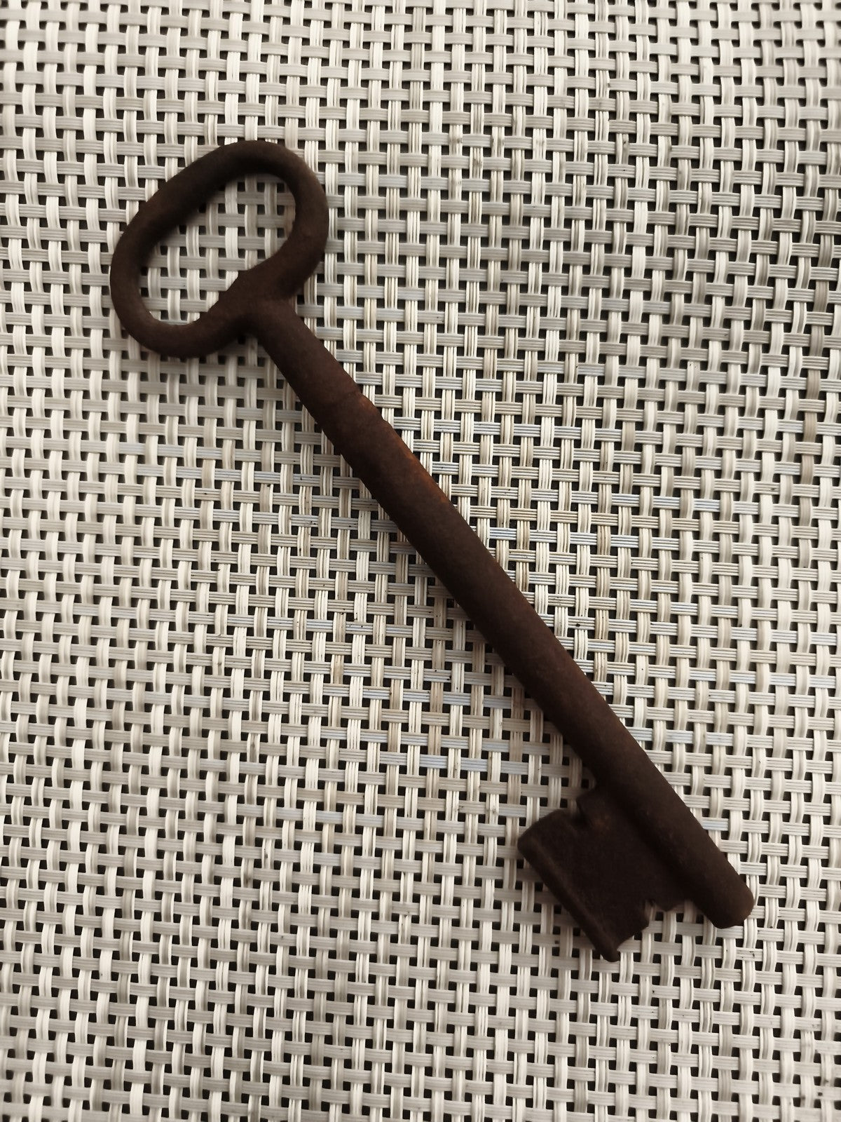 Ancienne clé de château, grande clé rustique, patine foncée, vintage déco