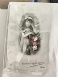Carte postale ancienne fillette fleurs Souvenir affectueux PRIMA début XXe CPA