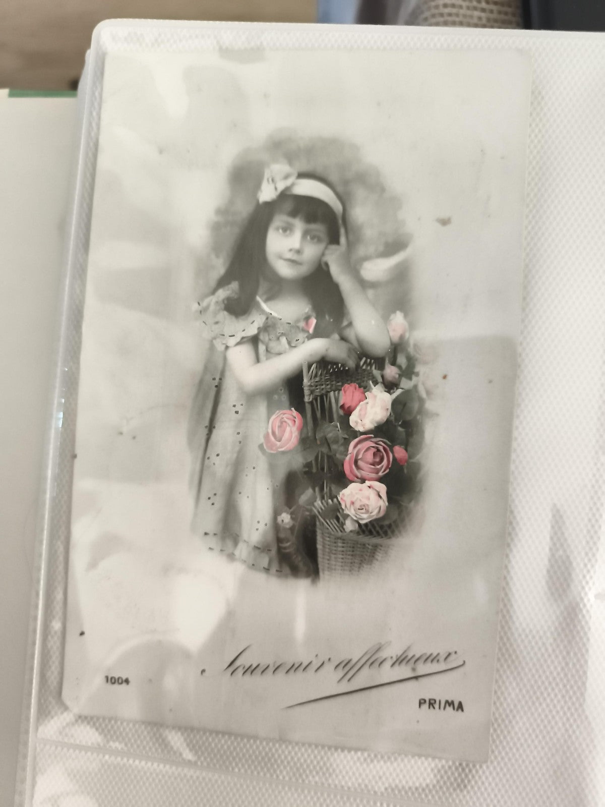 Carte postale ancienne fillette fleurs Souvenir affectueux PRIMA début XXe CPA