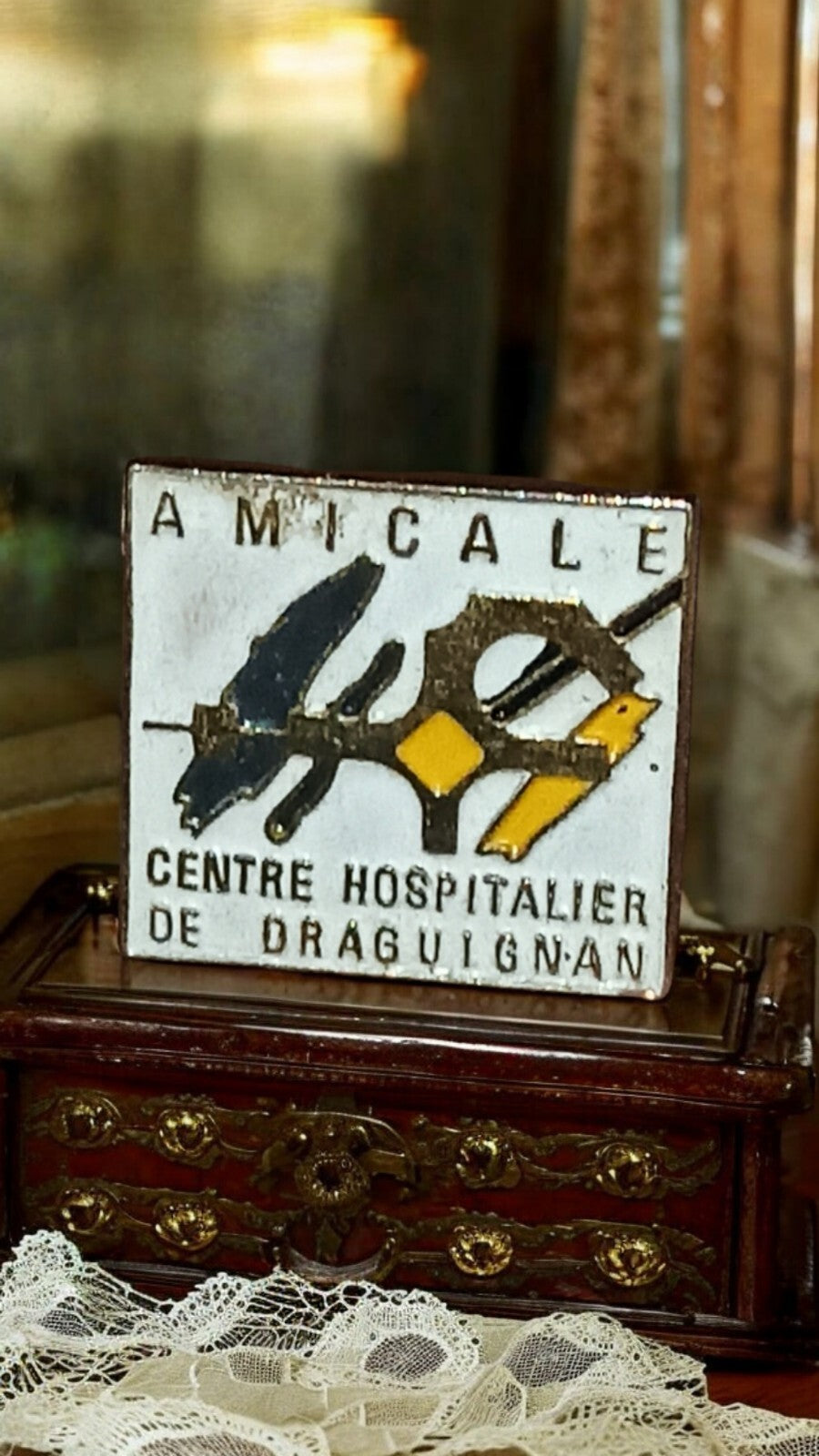 Pin's vintage Amicale Centre Hospitalier Draguignan émaillé ancien badge
