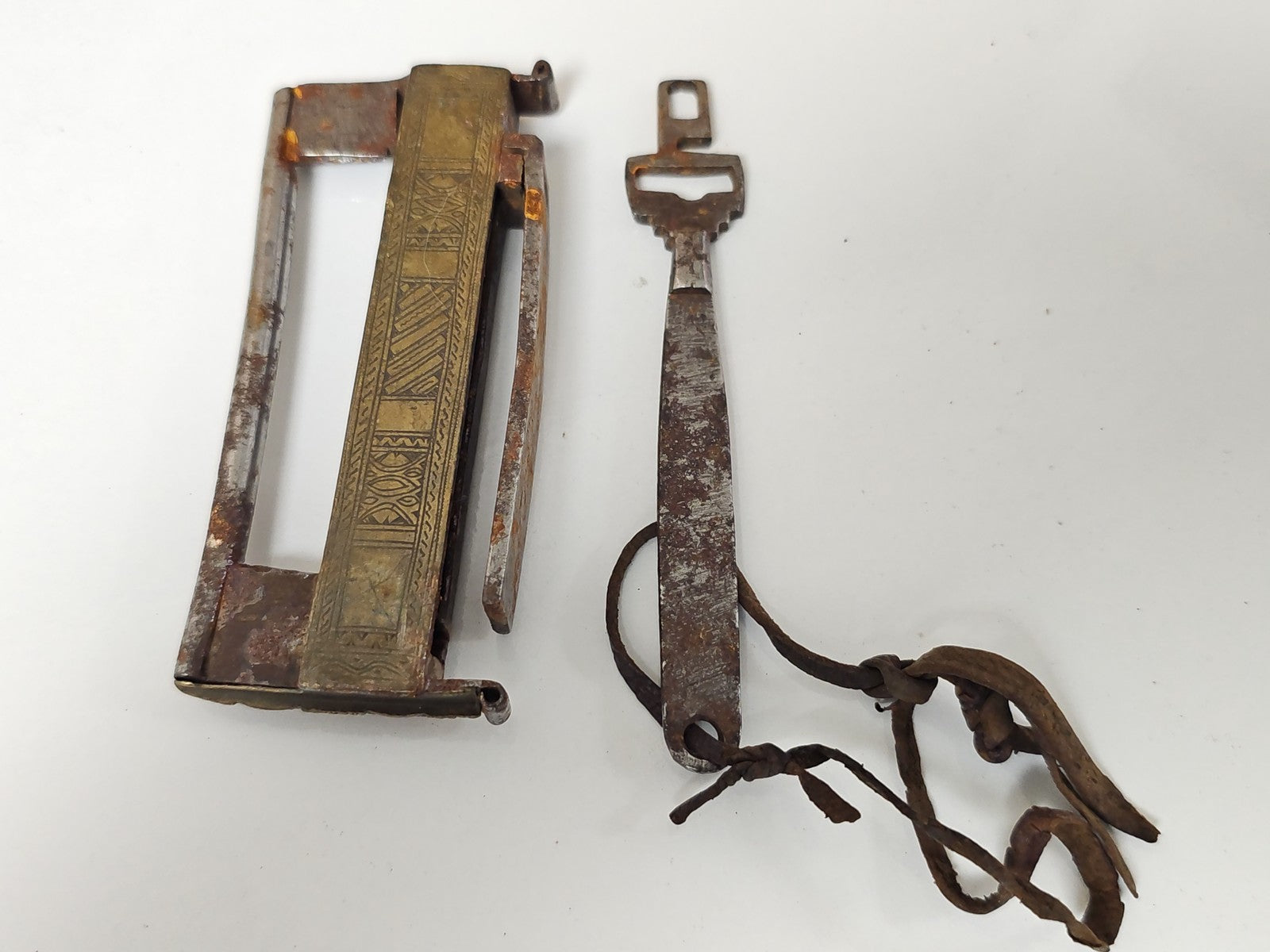 Cadenas ancien vintage à système mécanique, objet rétro de collection sécurité
