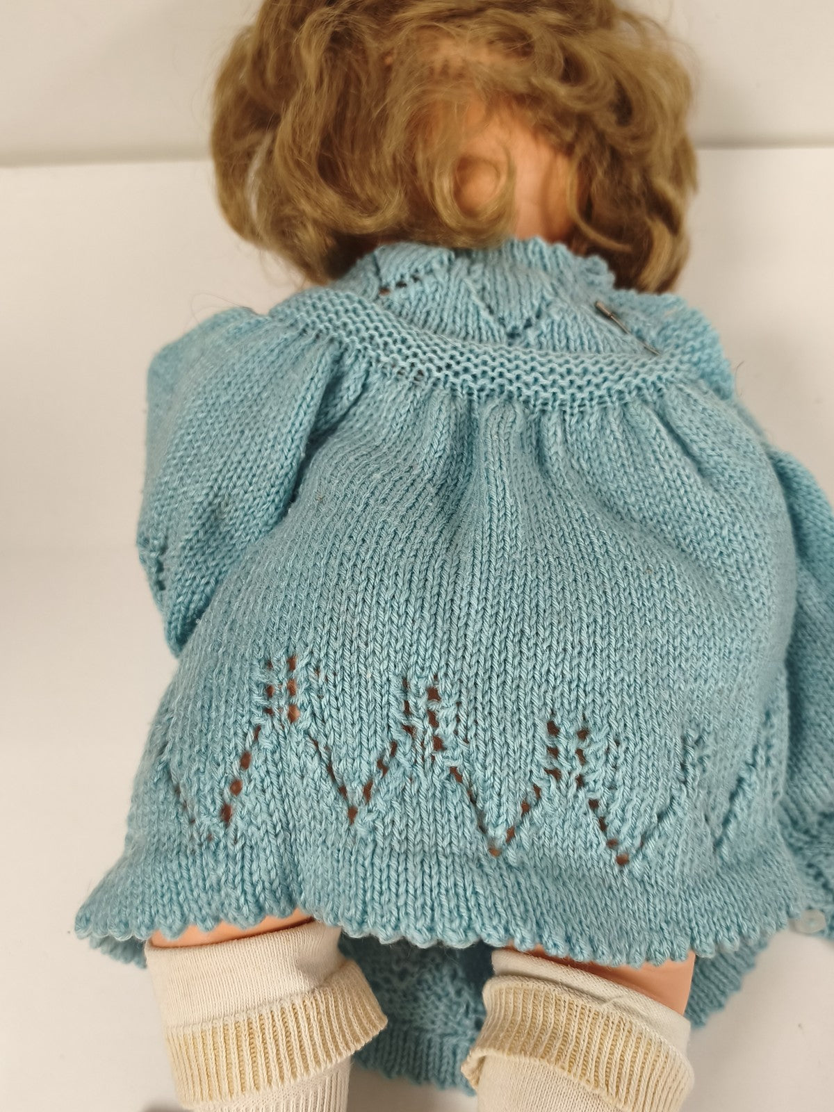 Ancienne poupée Ratti Made in Italy, yeux bleus, robe bleue tricotée