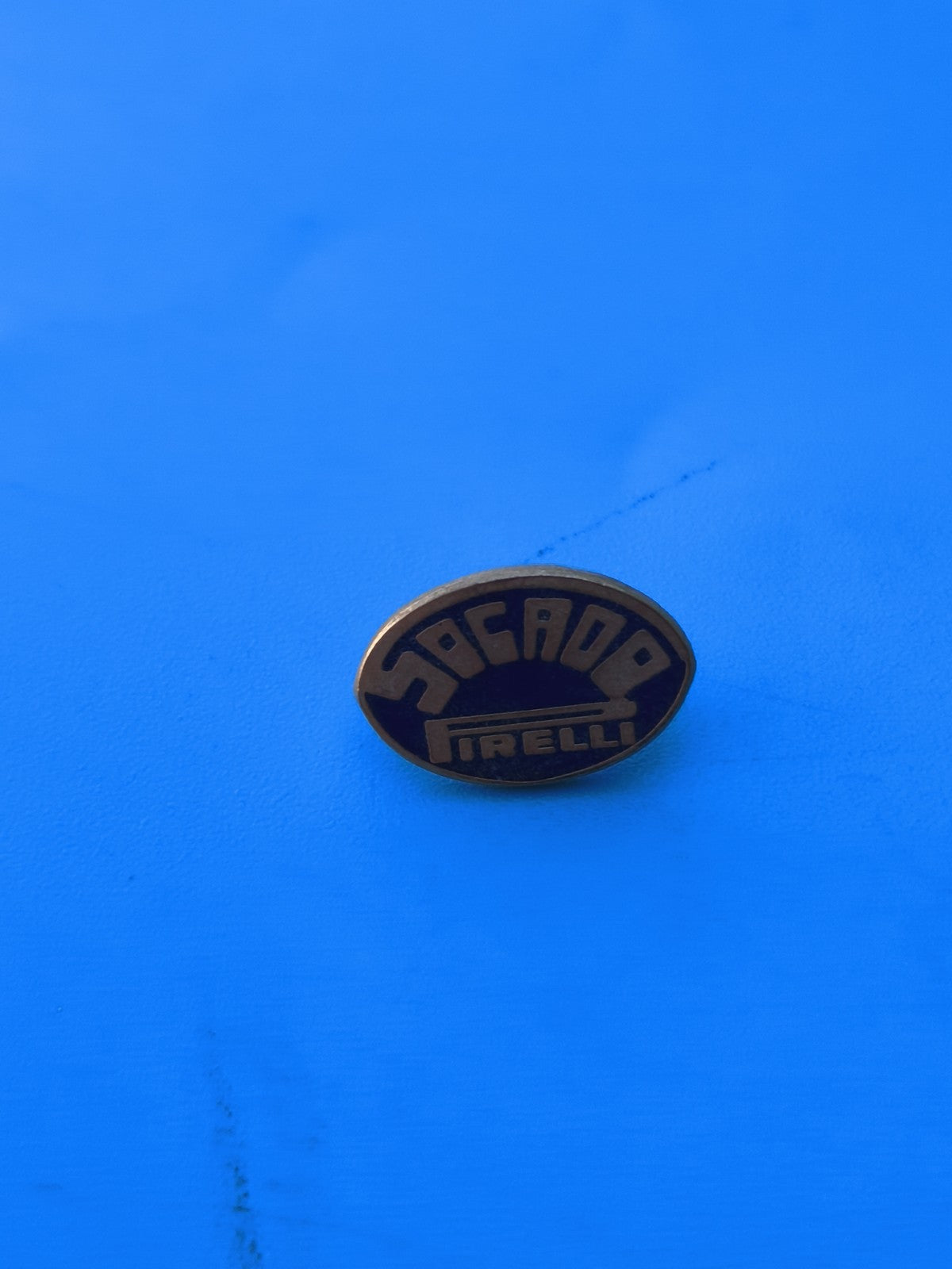 Vintage pin's Socado Pirelli ancien badge publicitaire collection (Ref 8)