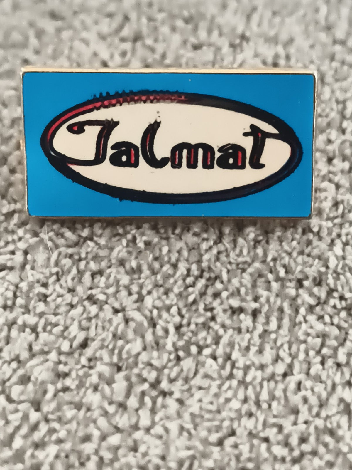 Pin's vintage Jalmat logo rectangulaire fond bleu badge ancien (Ref 7)