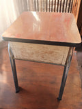 Bureau d’écolier ancien vintage 1940 ouvrant, piètement métal, rétro école