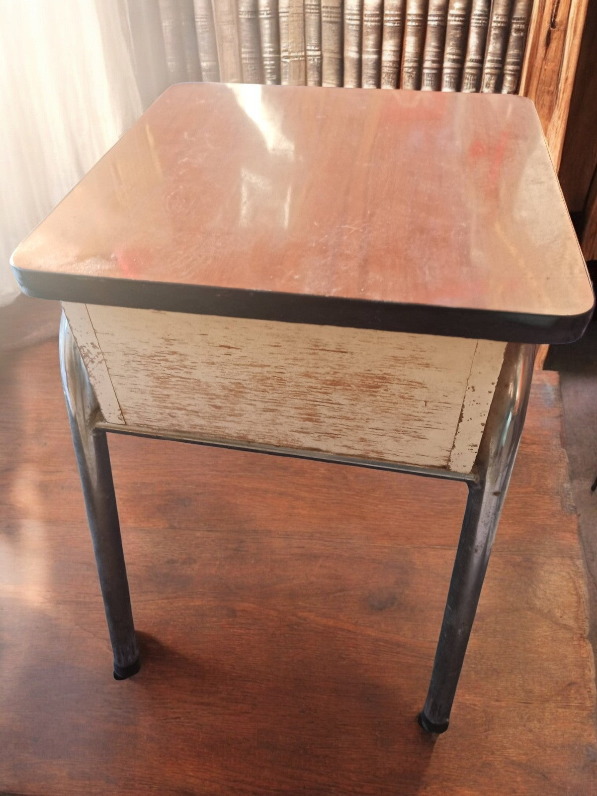 Bureau d’écolier ancien vintage 1940 ouvrant, piètement métal, rétro école