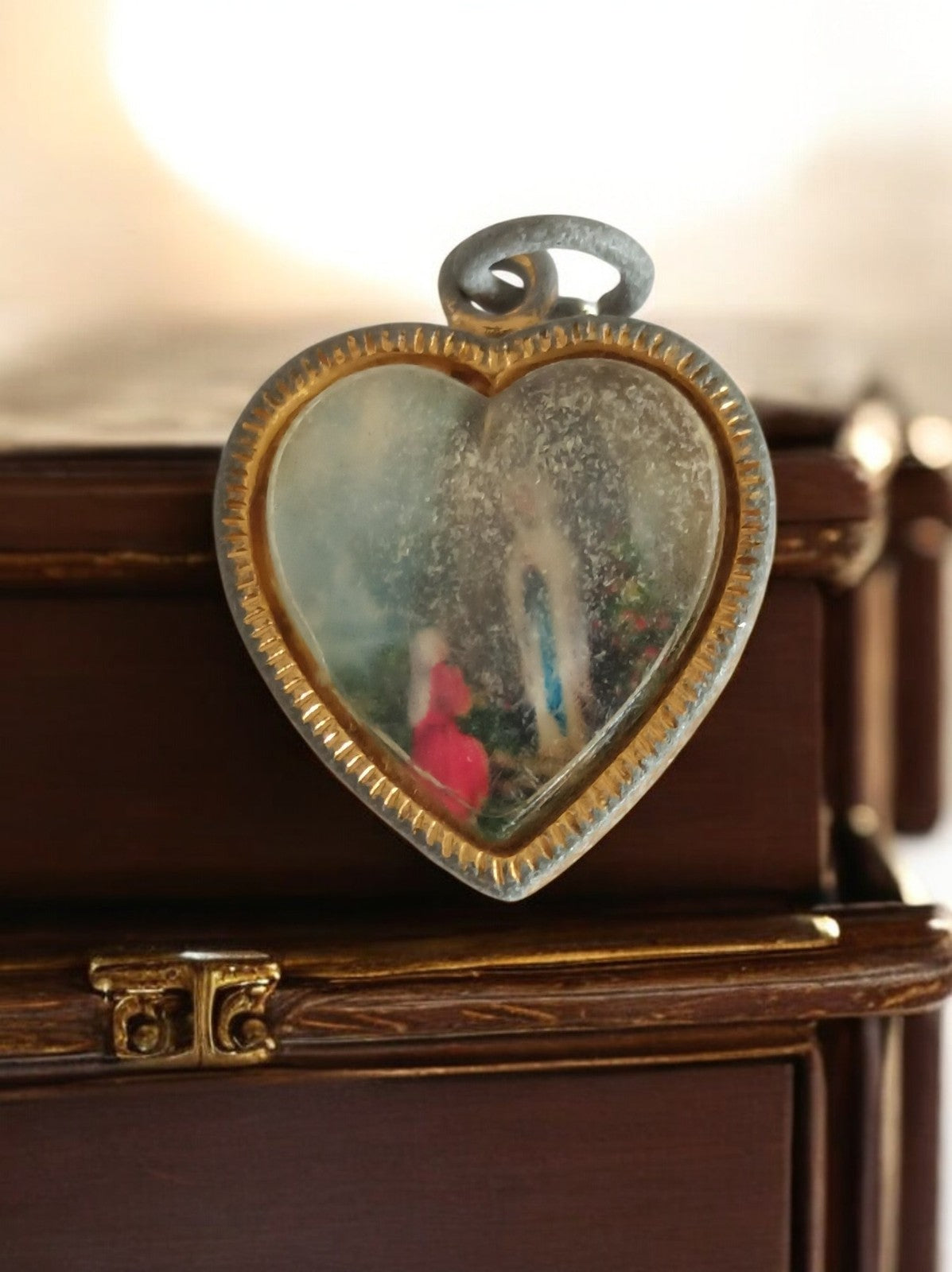 Pendentif cœur Lourdes religieux catholique, cadre doré, spiritualité
